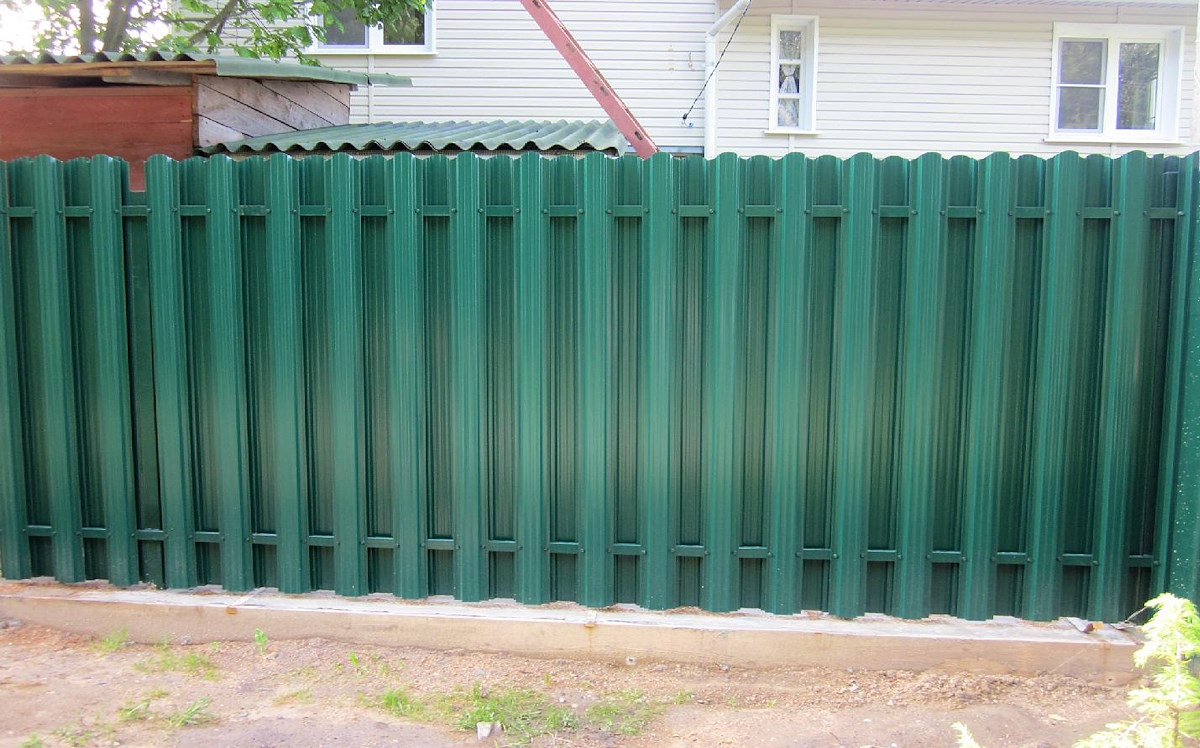 Заборы из евроштакетника