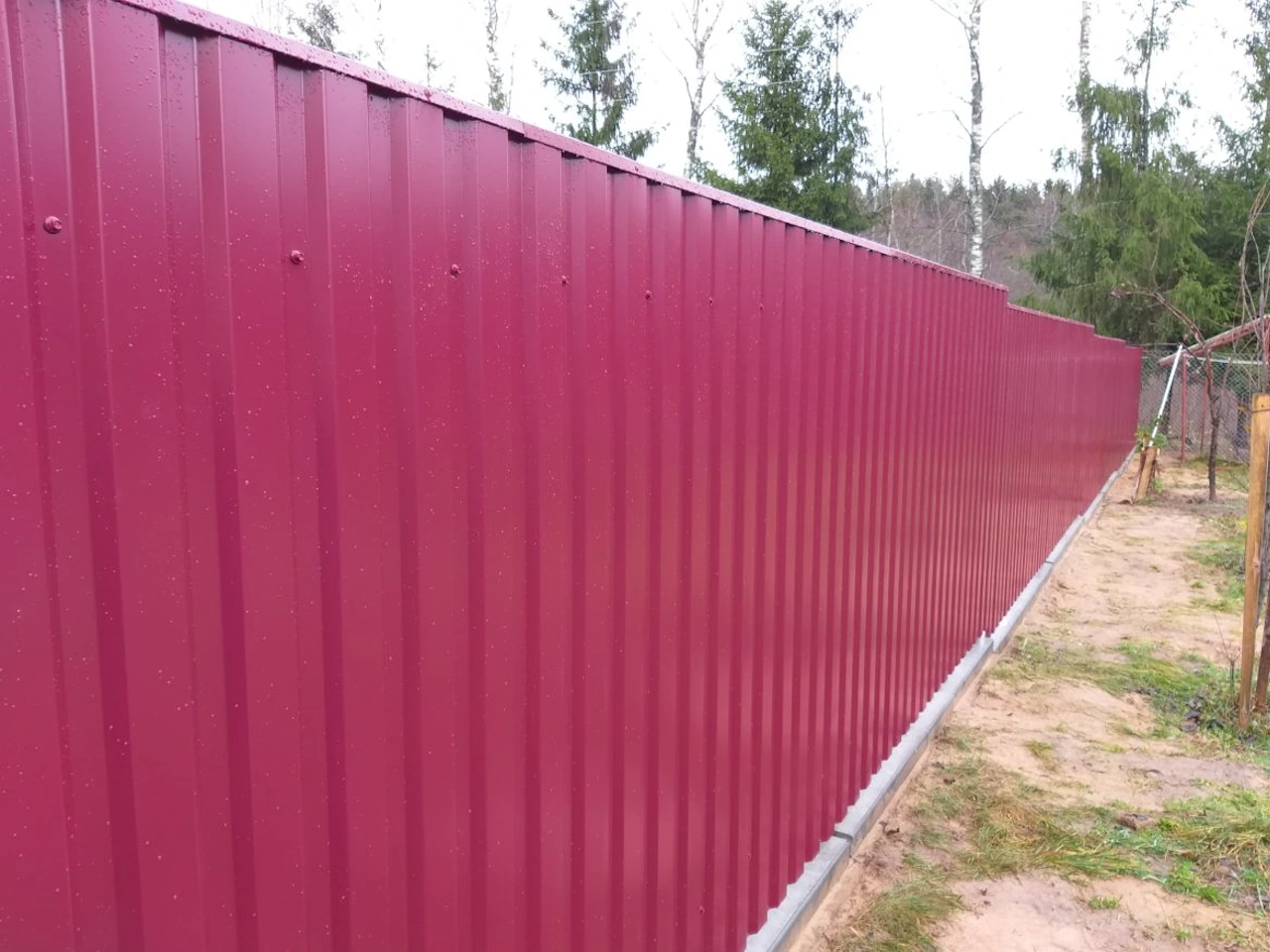 Забор из красного профнастила RAL 3005 фото в Москве