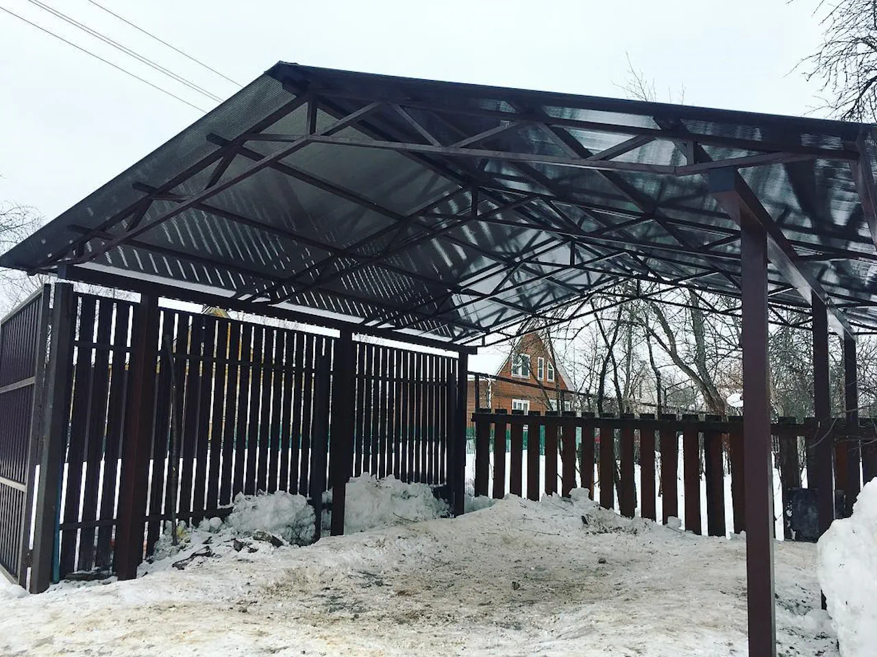 Двускатный навес из монолитного поликарбоната фото под ключ с установкой