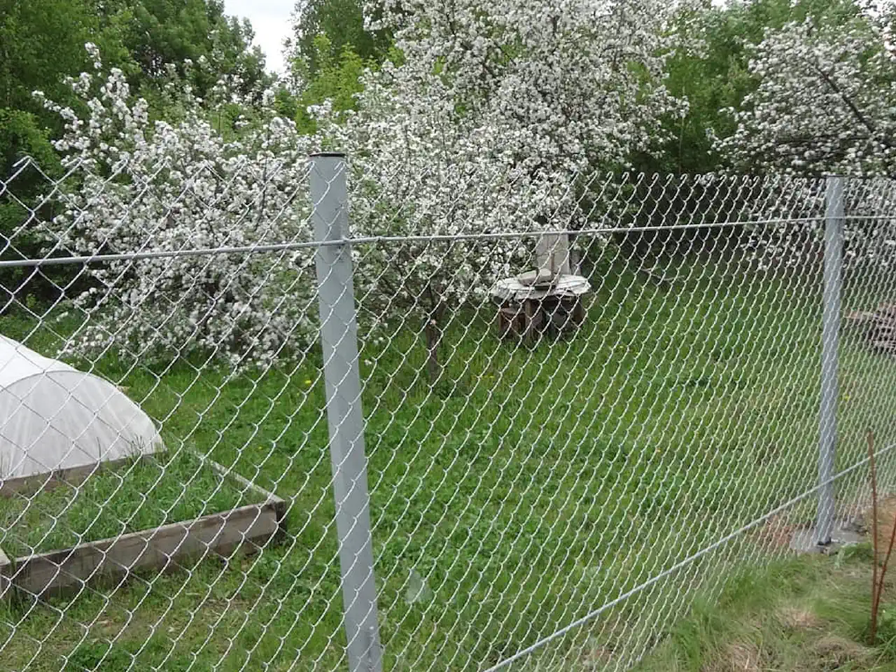 Забор из сетки рабица с протяжкой 2 арматур с бетонированием столбов фото цена за метр под ключ