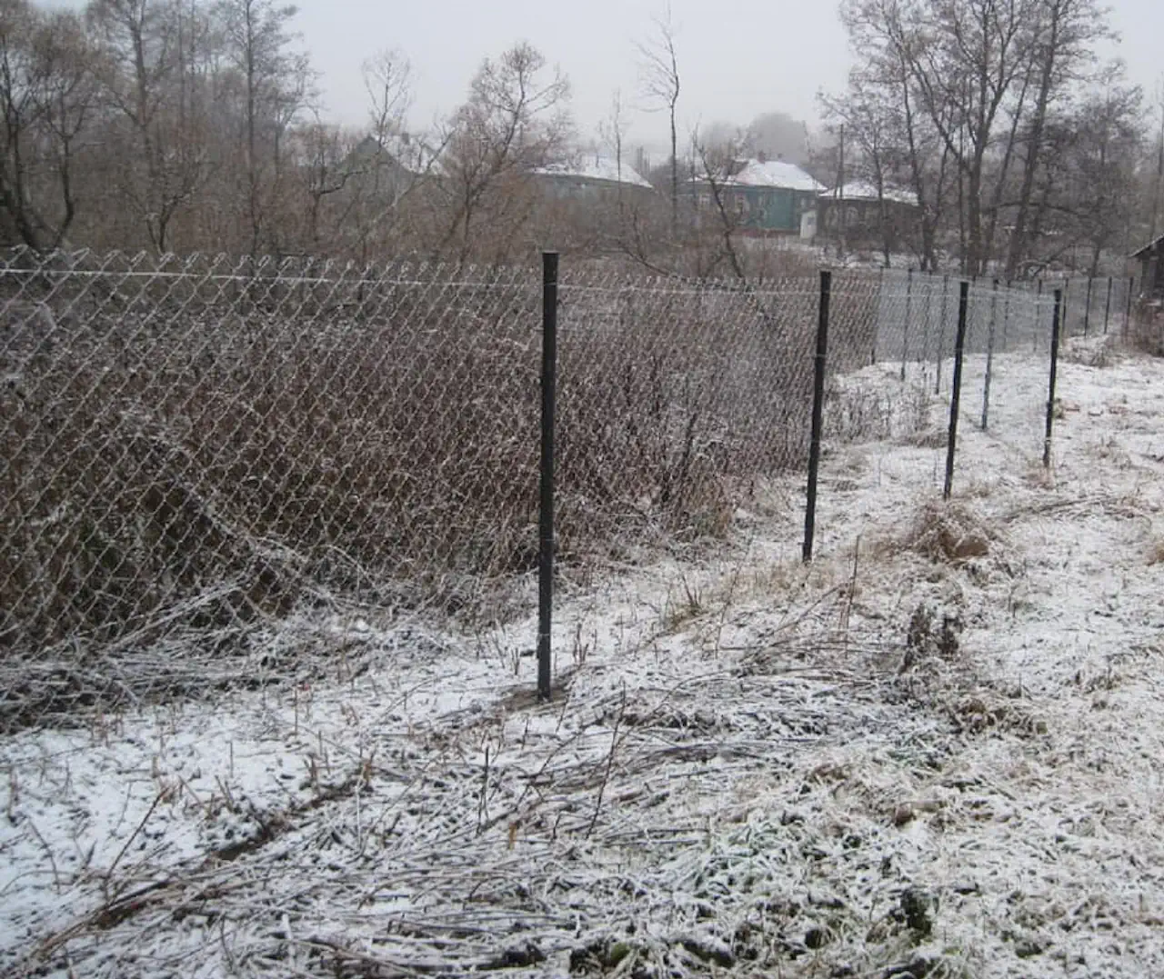 Забор из сетки рабица с протяжкой 1 арматуры с бетонированием столбов фото недорого под ключ