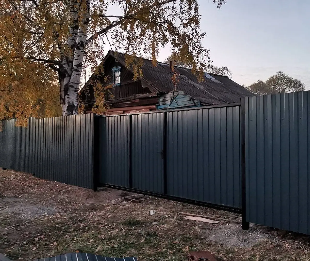 Забор из графитового профнастила RAL 7016 фото недорого